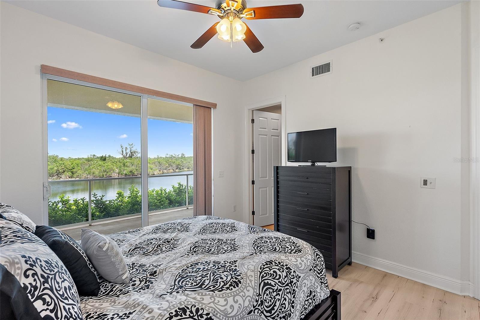 POINTE AT MARINA BAY CONDO, THE - Residential