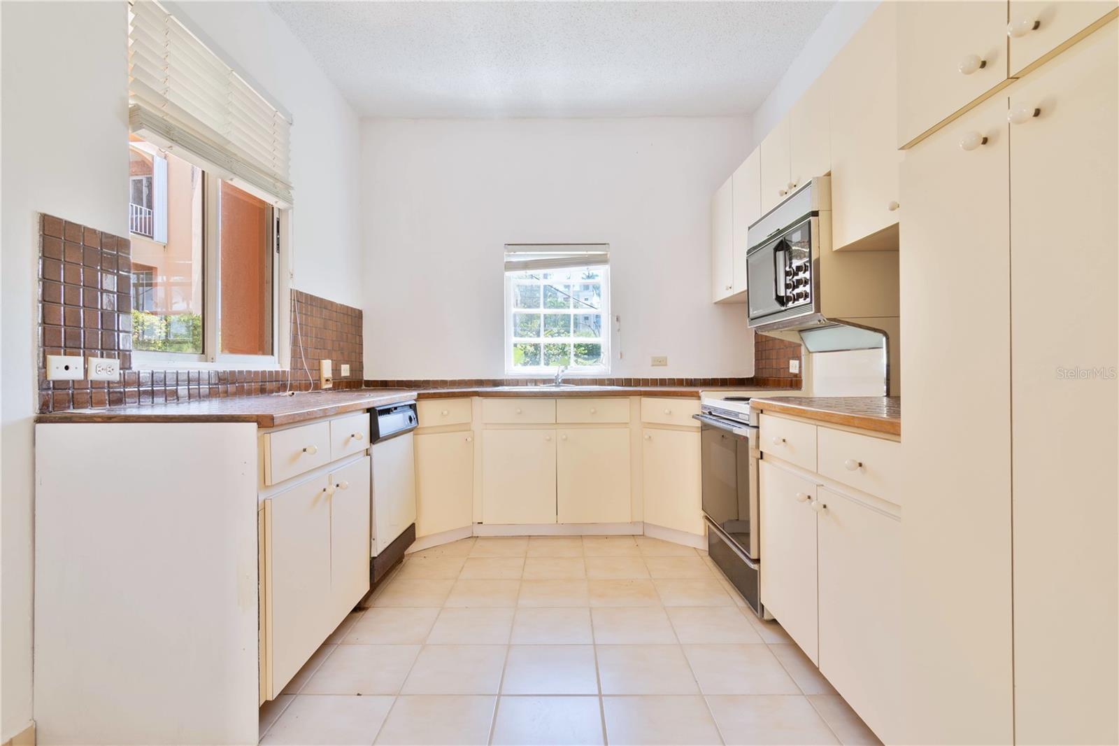 COND. FAIRWAY COURTS. - Residential