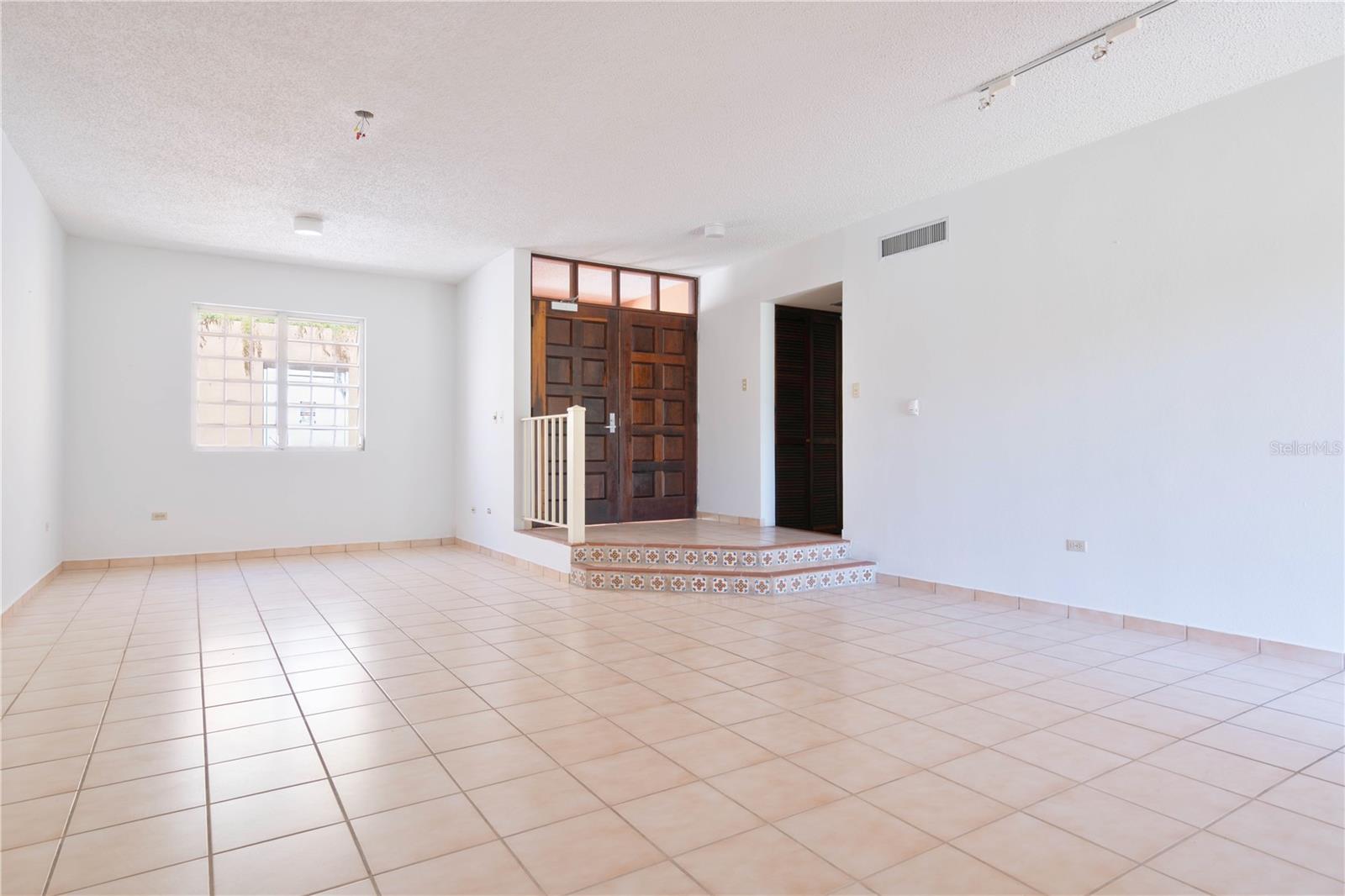 COND. FAIRWAY COURTS. - Residential