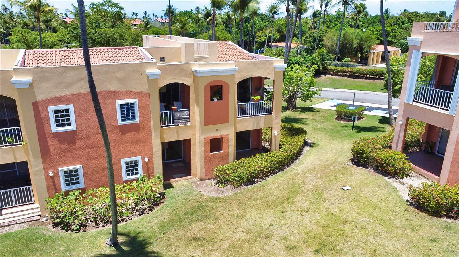COND. FAIRWAY COURTS. - Residential