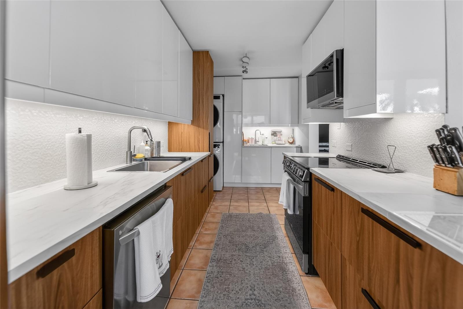 La Villa Gardens 833 211E