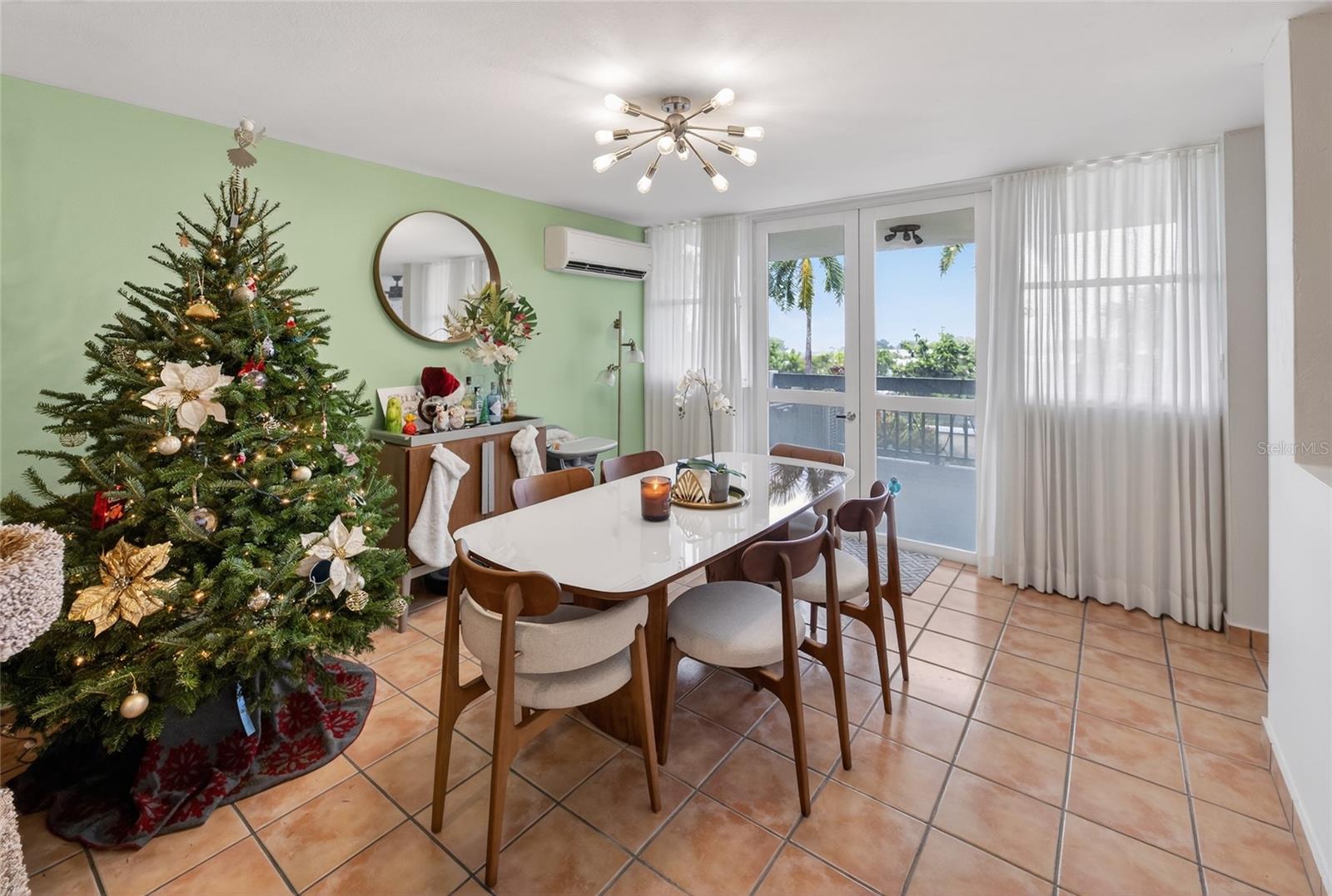 La Villa Gardens 833 211E