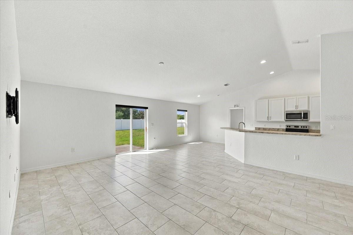 912 LOCHLAND LOOP