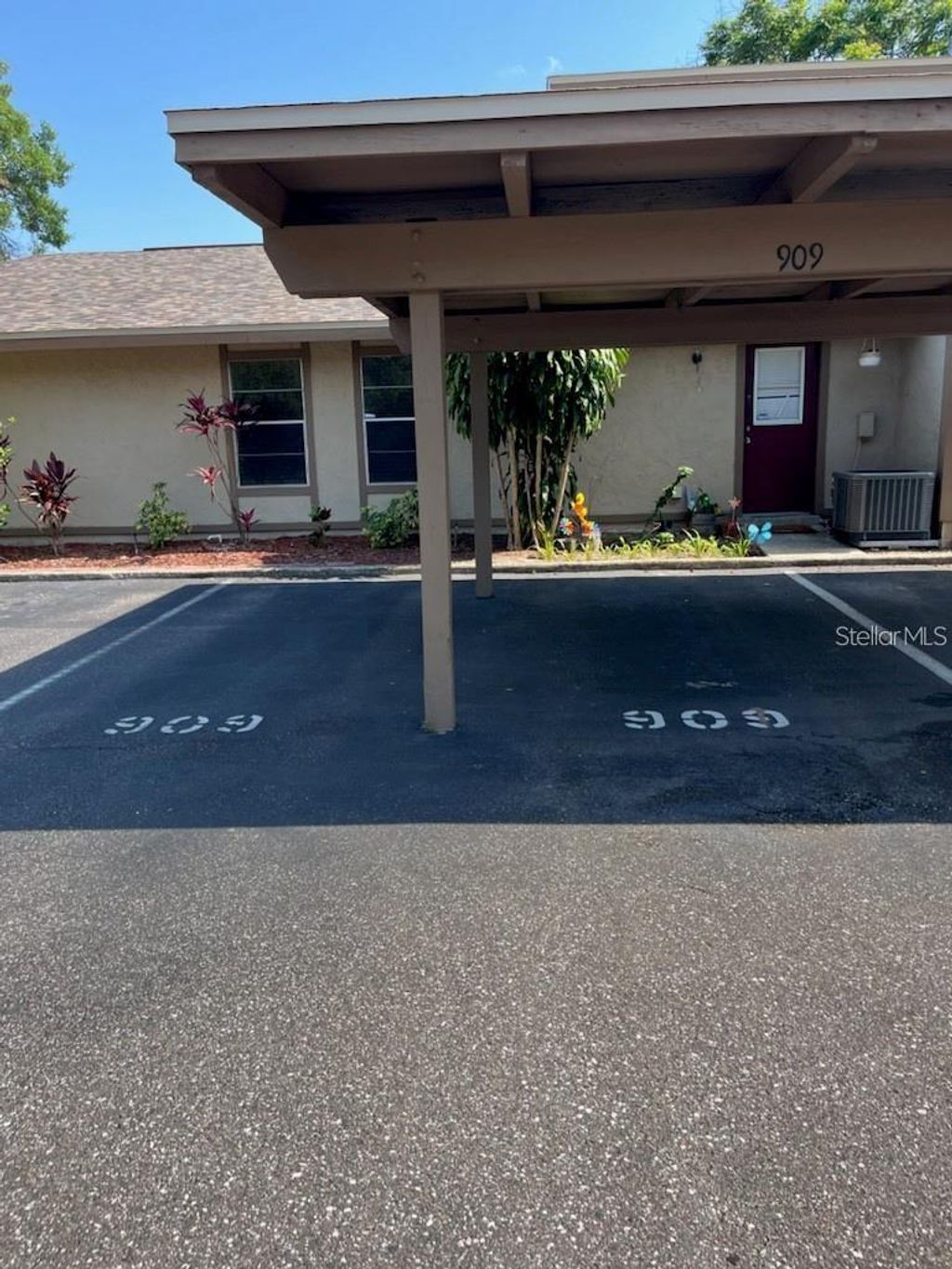 Photo of 909 Buck Court, Brandon, FL 33511 (MLS # TB8417172)