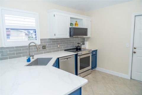 Tiny photo for 714 Bayhill Court, Lady Lake, FL 32159 (MLS # G5113616)