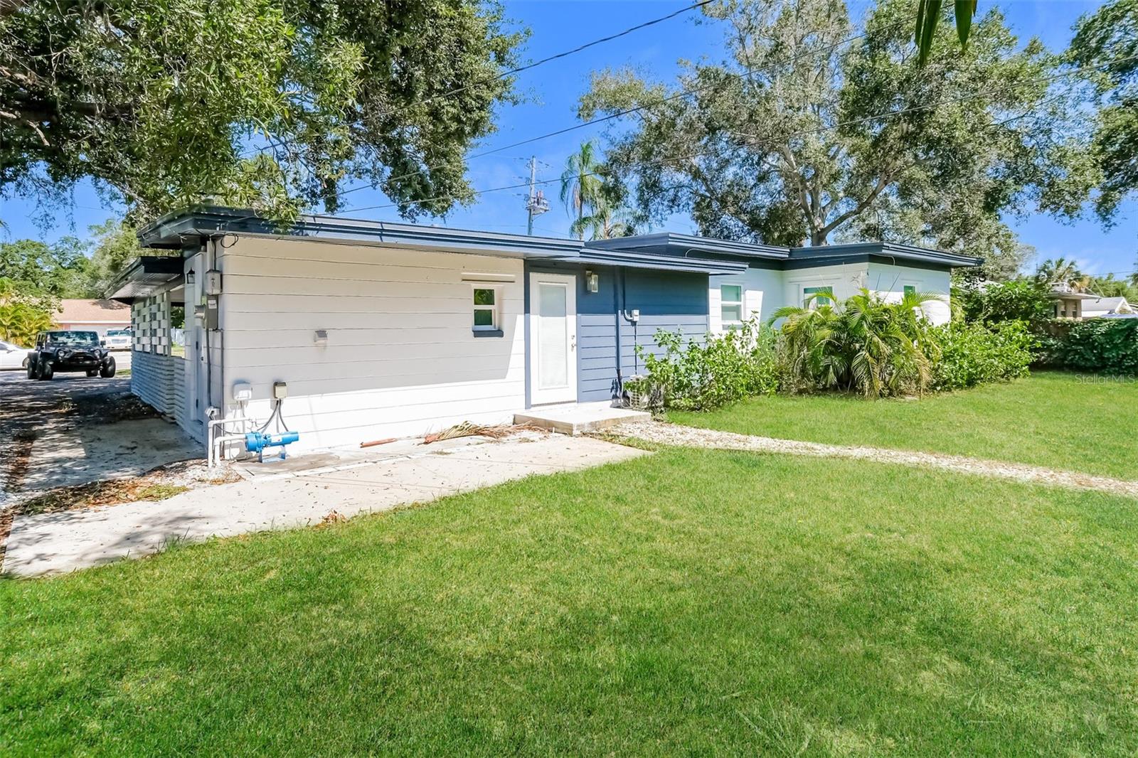 SOUTH SHADOW LAWN - Residential