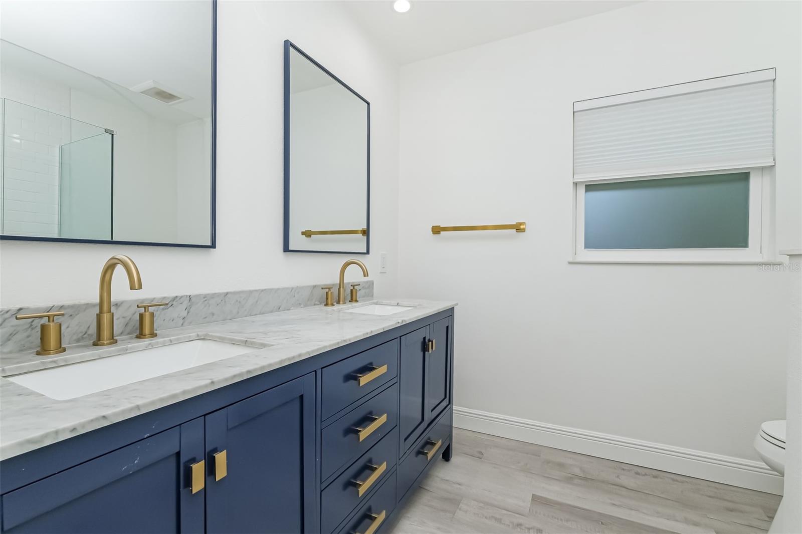 SOUTH SHADOW LAWN - Residential