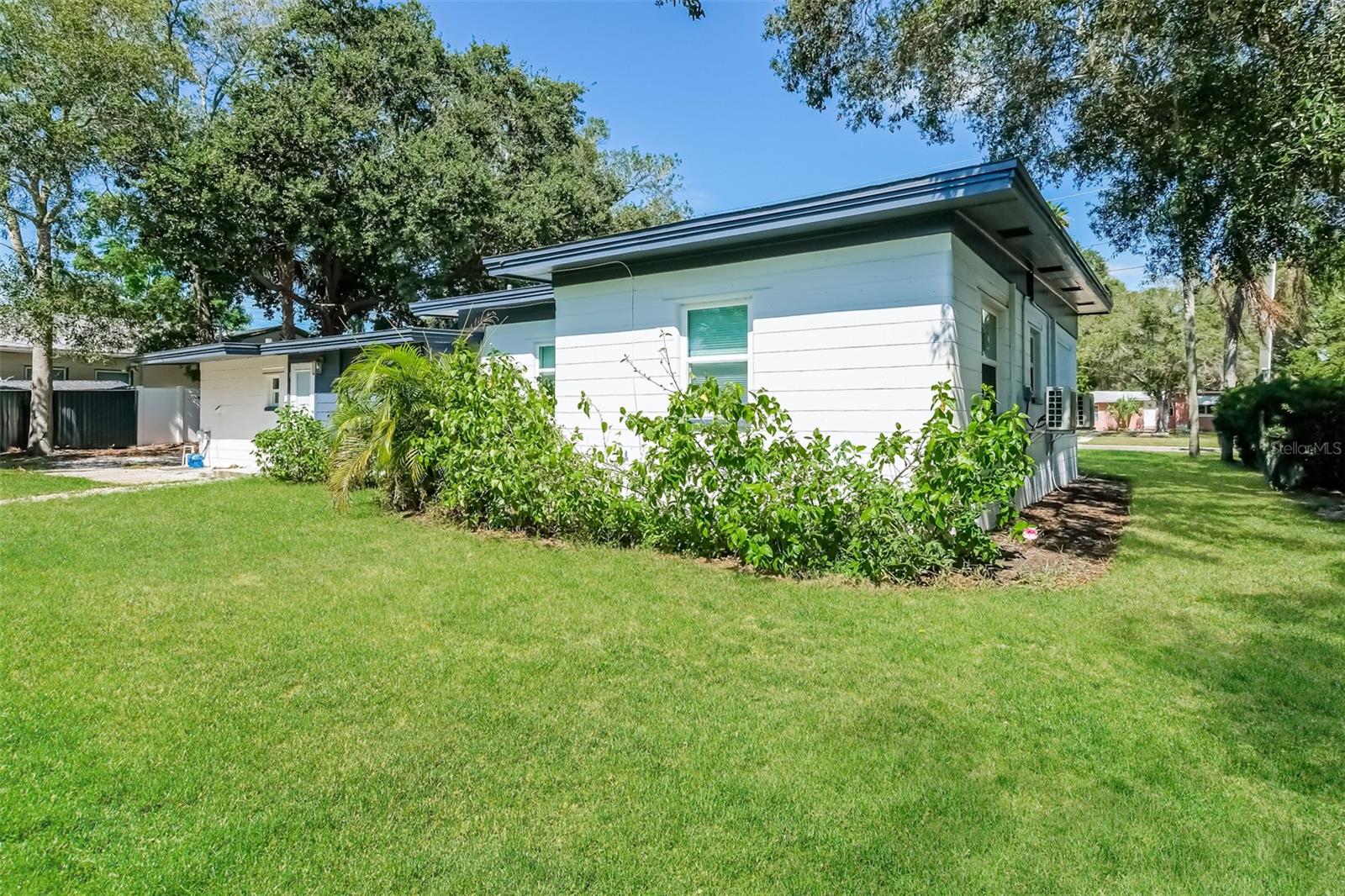 SOUTH SHADOW LAWN - Residential