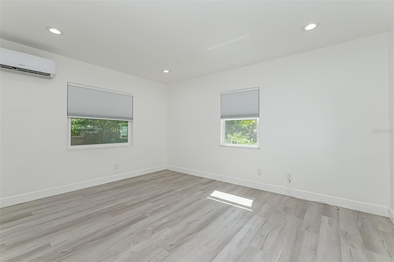 SOUTH SHADOW LAWN - Residential