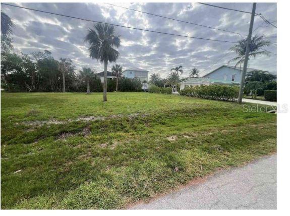 Living in Gulf Harbor means enjoying the best of North Naples. You're just a 6-minute drive to Delnor-Wiggins Pass State Park, a pristine beach known for its natural beauty. Upscale dining, shopping, and entertainment at Mercato and Vanderbilt Beach are a mere 10 minutes away. The neighborhood is also conveniently located near the Aubrey Rodgers High School and the new Kinsale Golf Club.
As a Gulf Harbor resident, you'll have access to a discounted membership to the Tarpon Cove Yacht & Racquet Club. This exclusive club offers fantastic amenities including a pool, bocce ball courts, tennis courts, social events, a beach shuttle, clubhouse, and dining.
Don't miss this rare opportunity to create your perfect waterfront lifestyle in one of North Naples' most desirable boating communities!