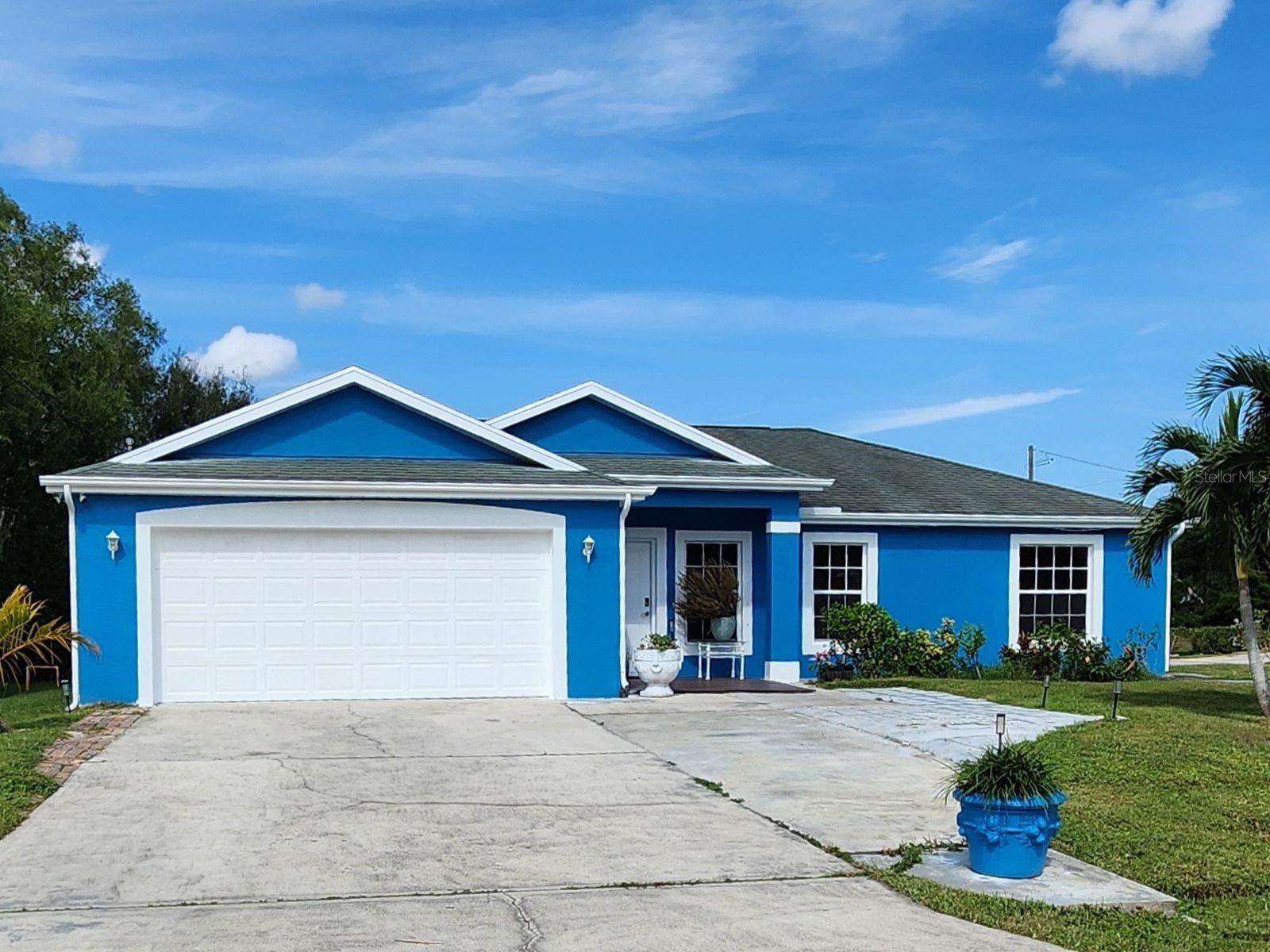 Location, space, and freedom all in one! Welcome to 201 NW Goldcoast Ave, a stunning corner lot home with NO HOA, strategically located in the heart of Port Saint Lucie. This beautifully maintained 3 bedroom, 2 bath single-family home is move-in ready and waiting for you!
Enjoy a split floor plan with spacious living areas, abundant natural light, and a large backyard perfect for entertaining, BBQs, or simply relaxing under the Florida sun.
Featuring a modern kitchen with stainless steel appliances, plenty of storage, and comfortable living throughout. You’ll also love the 2-car garage, dedicated laundry area, and the peaceful vibe of the neighborhood.
And here’s the best part just 10 miles from the beautiful beaches of Jensen Beach and Fort Pierce! Conveniently located near top-rated schools, shopping centers, and major highways, this home offers privacy, space, and total freedom with no HOA restrictions ideal for first-time buyers, upgraders, or savvy investors.
Don’t miss your chance to have it all location, style, and freedom in one perfect Florida home!