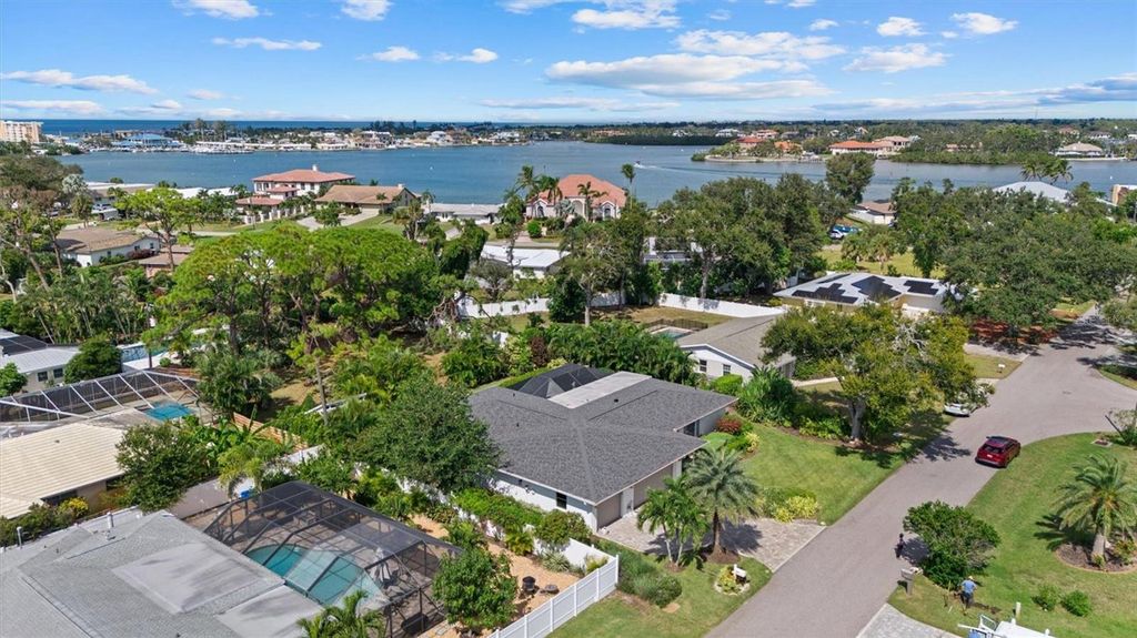 Photo of 405 Park Boulevard N, Venice, FL 34285 (MLS # N6141012)