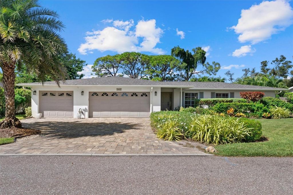 Photo of 405 Park Boulevard N, Venice, FL 34285 (MLS # N6141012)