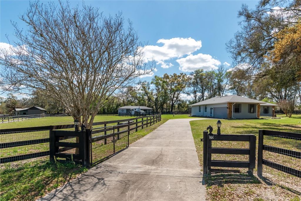 Photo of 10 Carry Back Road, Ocala, FL 34482 (MLS # OM720466)