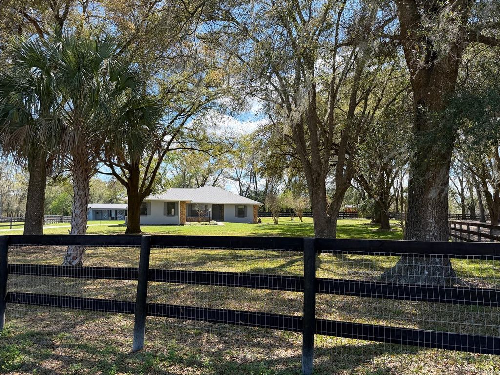 Photo of 10 Carry Back Road, Ocala, FL 34482 (MLS # OM720466)