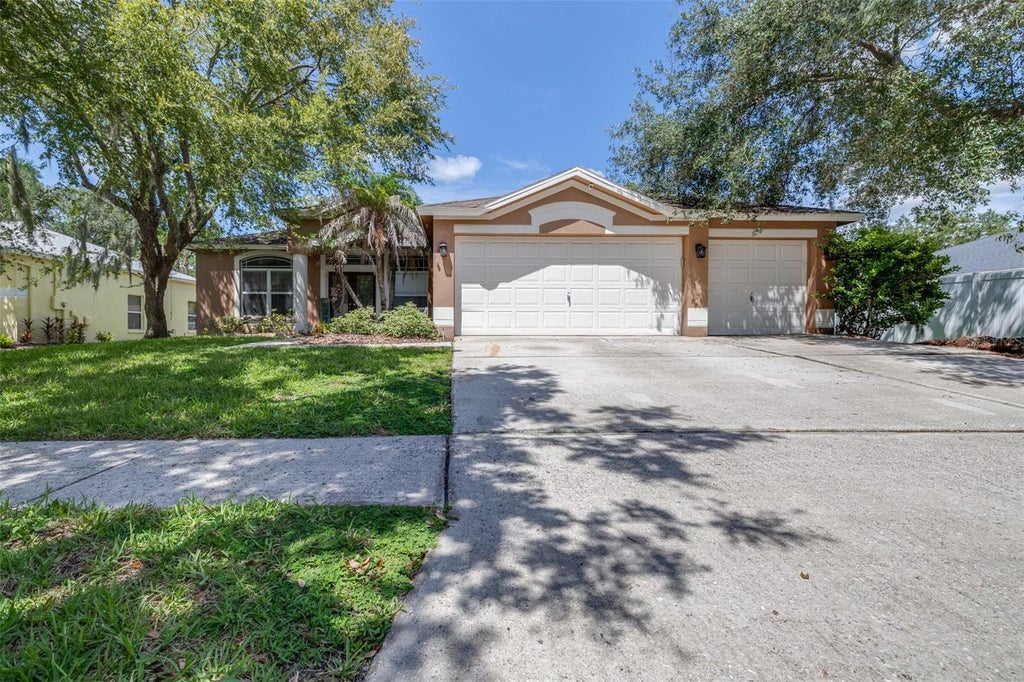 Photo of 17012 Falconridge Road, Lithia, FL 33547 (MLS # P4939799)