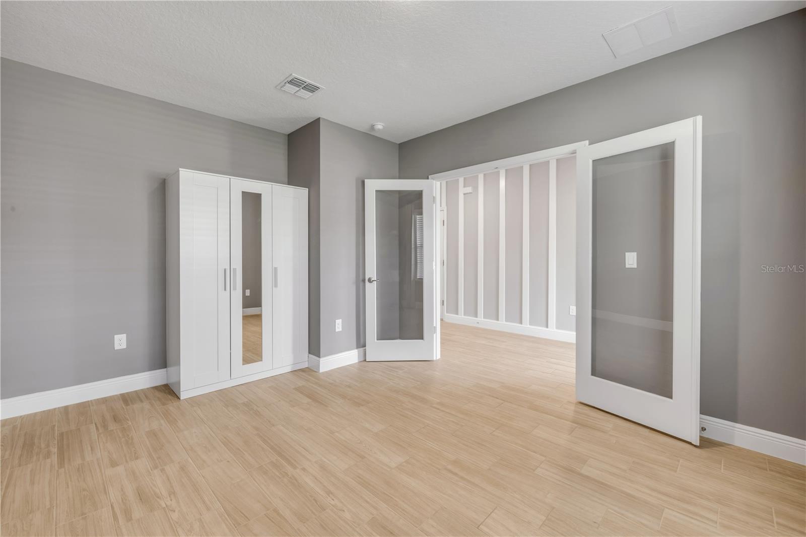 ELEGANT MANOR ESTATES - Residential