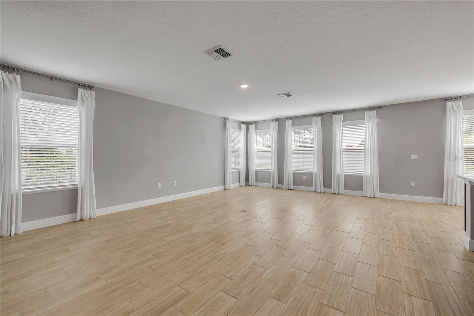 ELEGANT MANOR ESTATES - Residential