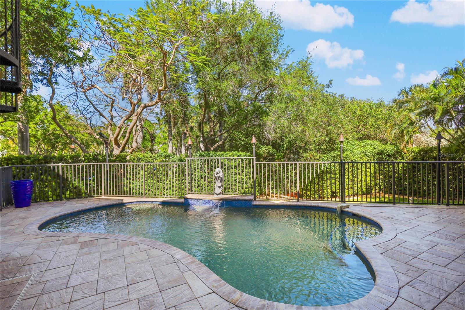 HAWKS HARBOR - Residential