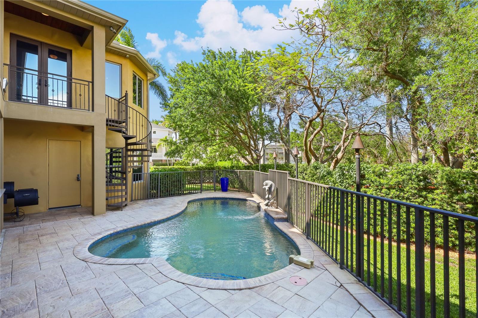 HAWKS HARBOR - Residential