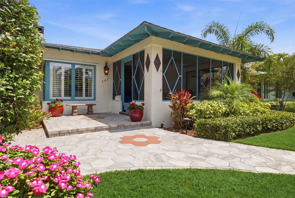 Photo of 101 26th Avenue NE, St Petersburg, FL 33704 (MLS # TB8508092)