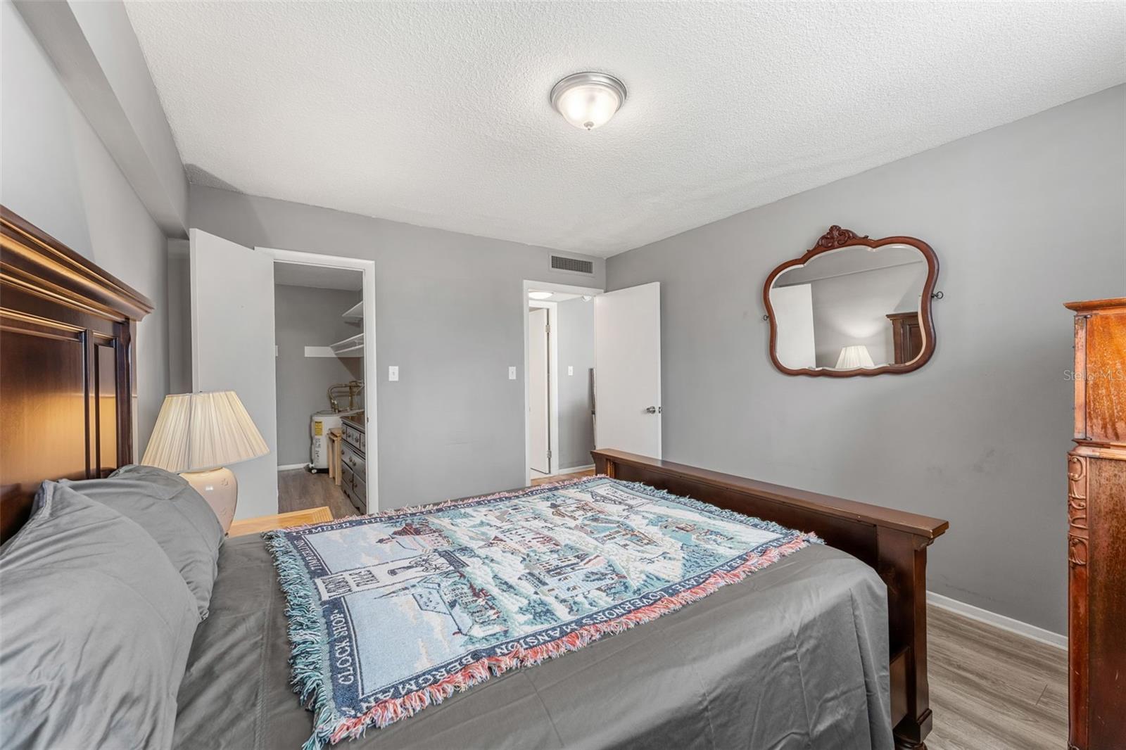 SATURN CONDO - Residential