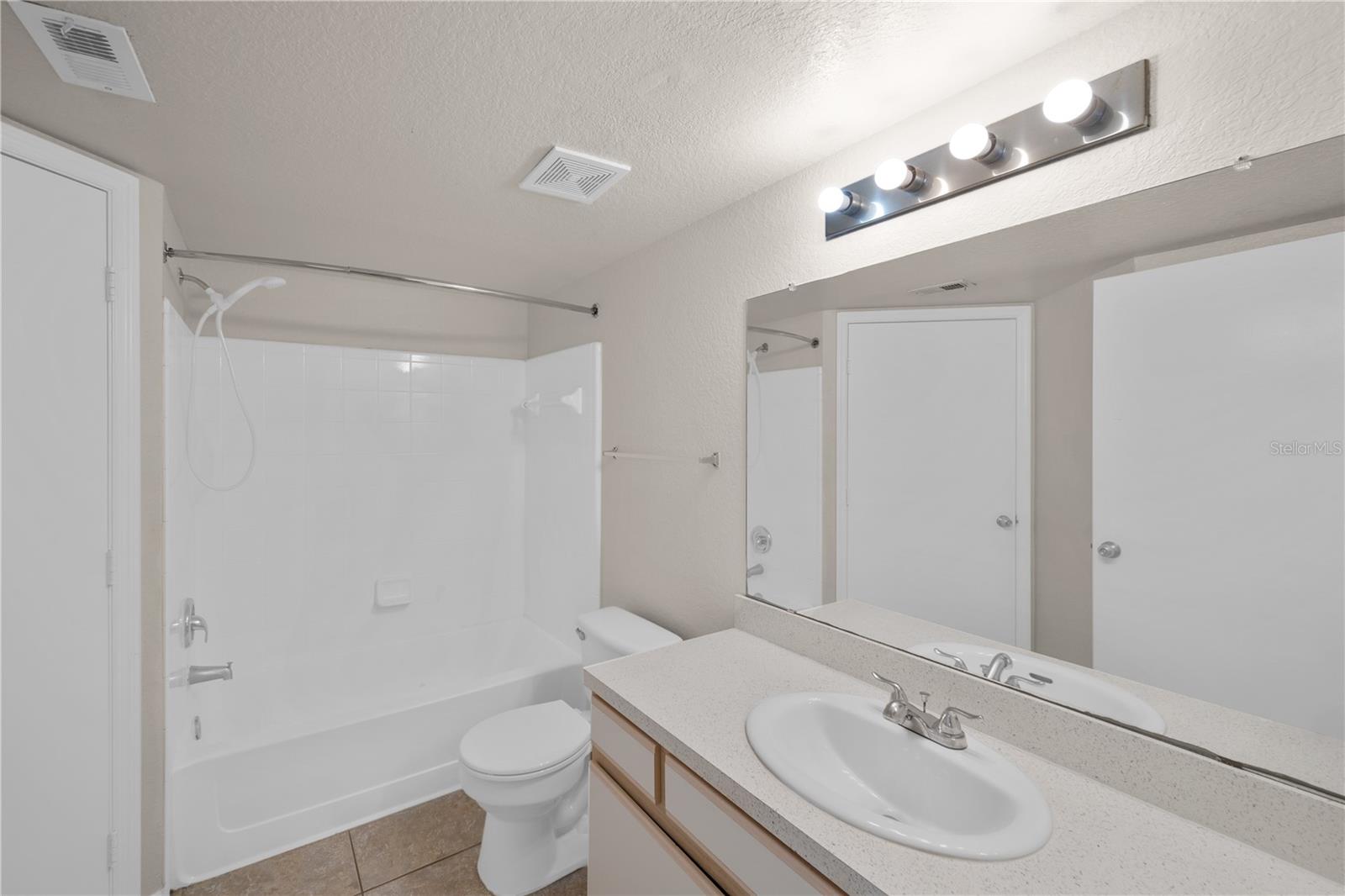 VILLAS DEL SOL AT KISSIMMEE CONDO INC - Residential Lease