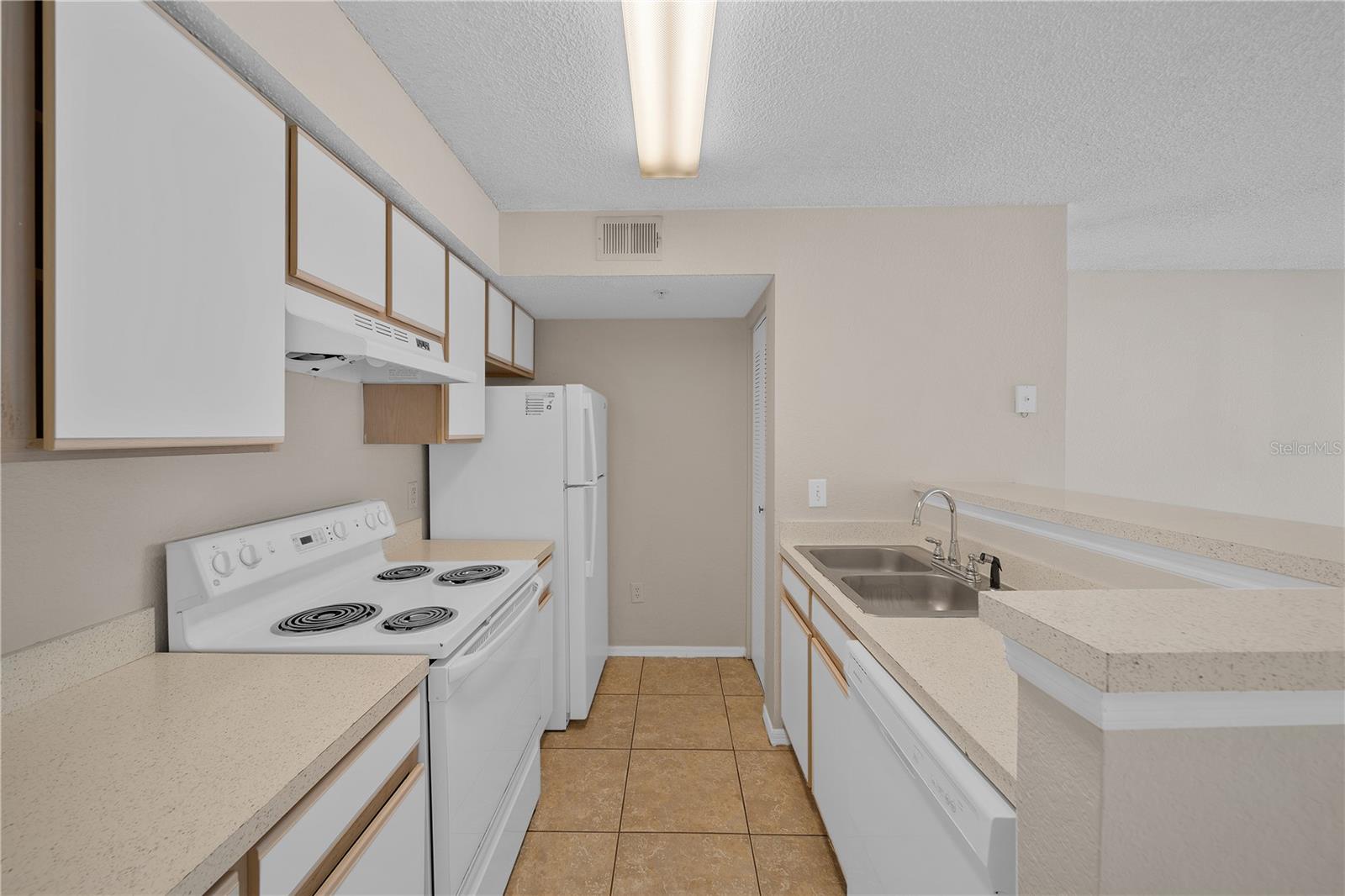 VILLAS DEL SOL AT KISSIMMEE CONDO INC - Residential Lease