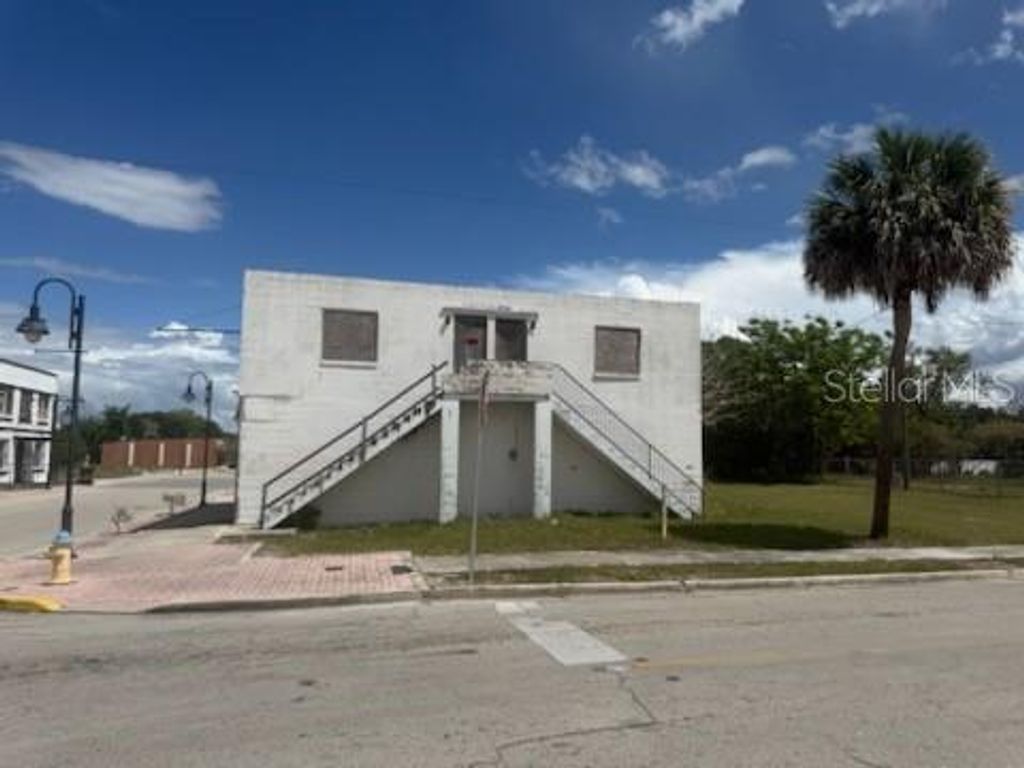 Photo of 351 Lincoln Avenue, Lake Wales, FL 33853 (MLS # TB8495071)