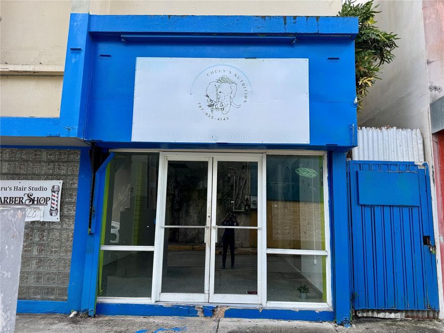 Excellent commercial property at the best rental price on Dr. Vidal Street in Humacao. Only $500 monthly. It features 720 square feet of open space with two half-baths. Includes a security sliding door, stained glass, and glass storefront doors. (Water and electricity bills are separate.)