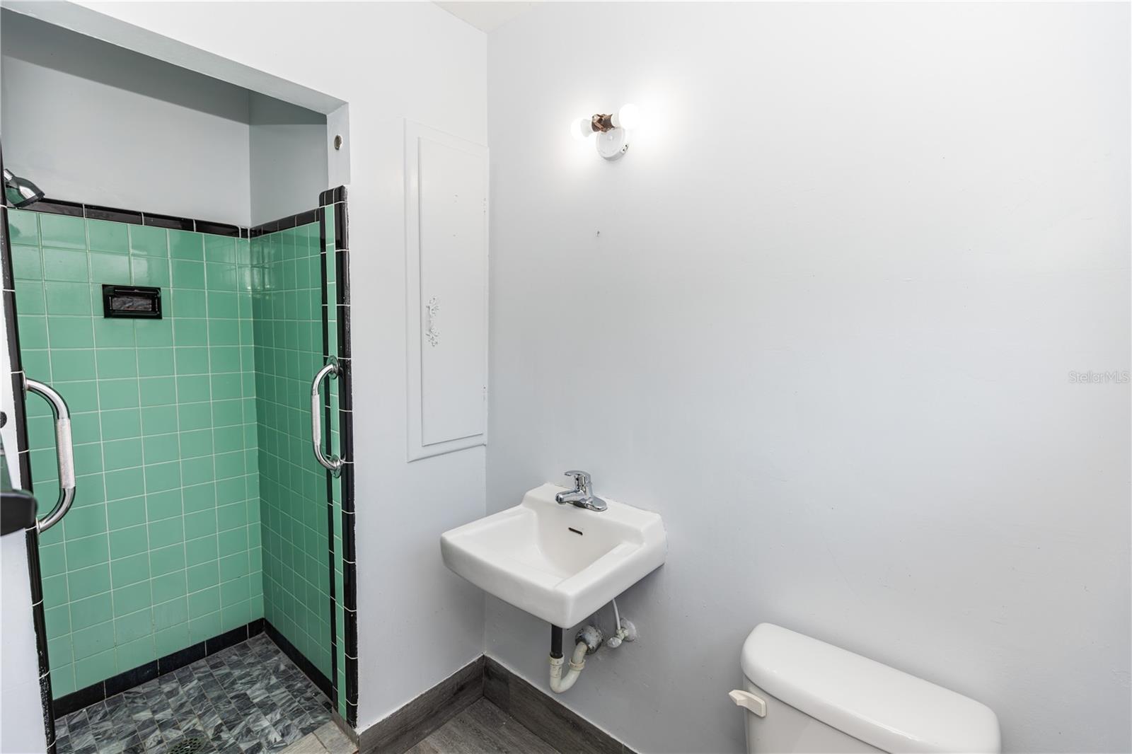 PINE HILLS PARK SUB - Residential Lease