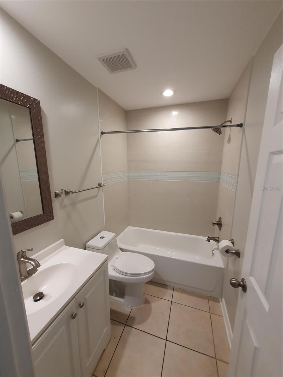 HIDDEN LAKE VILLAS - Residential Lease