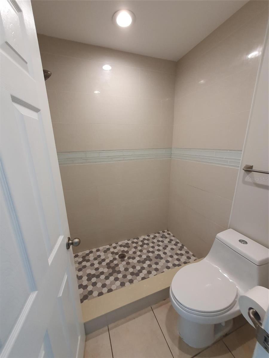 HIDDEN LAKE VILLAS - Residential Lease