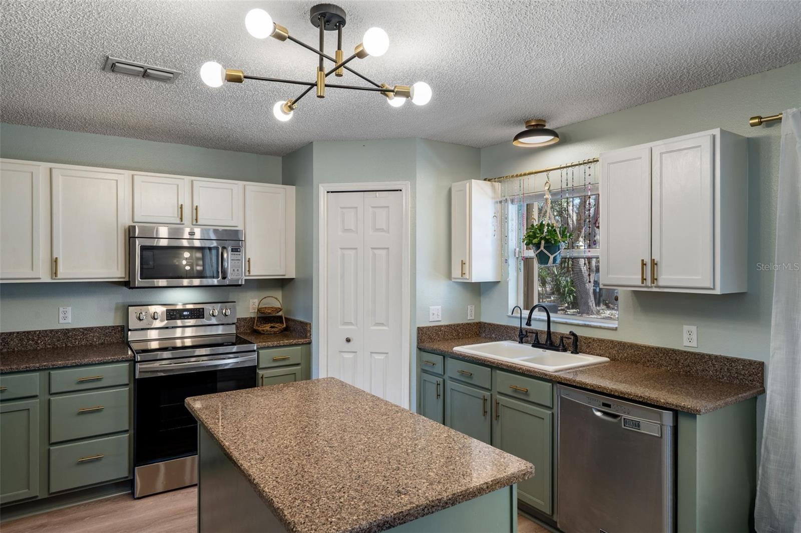 ROYAL HIGHLANDS - Residential