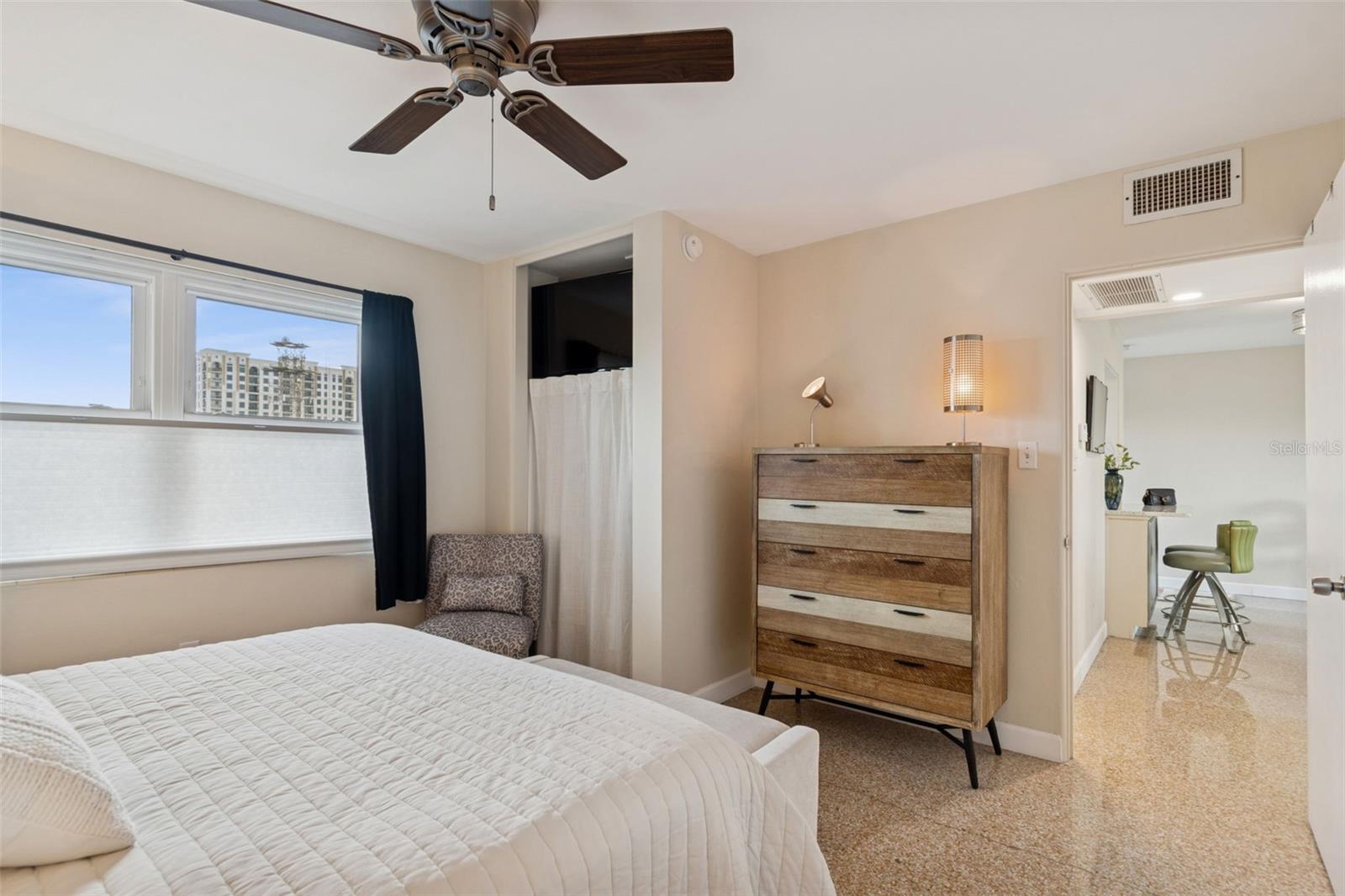 LAKE PALMS APTS CO-OP - Residential Lease