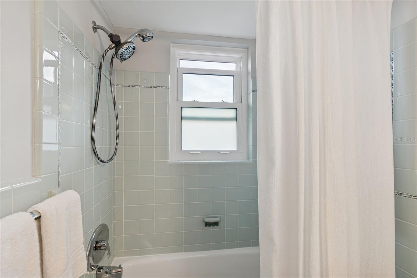 LAKE PALMS APTS CO-OP - Residential Lease