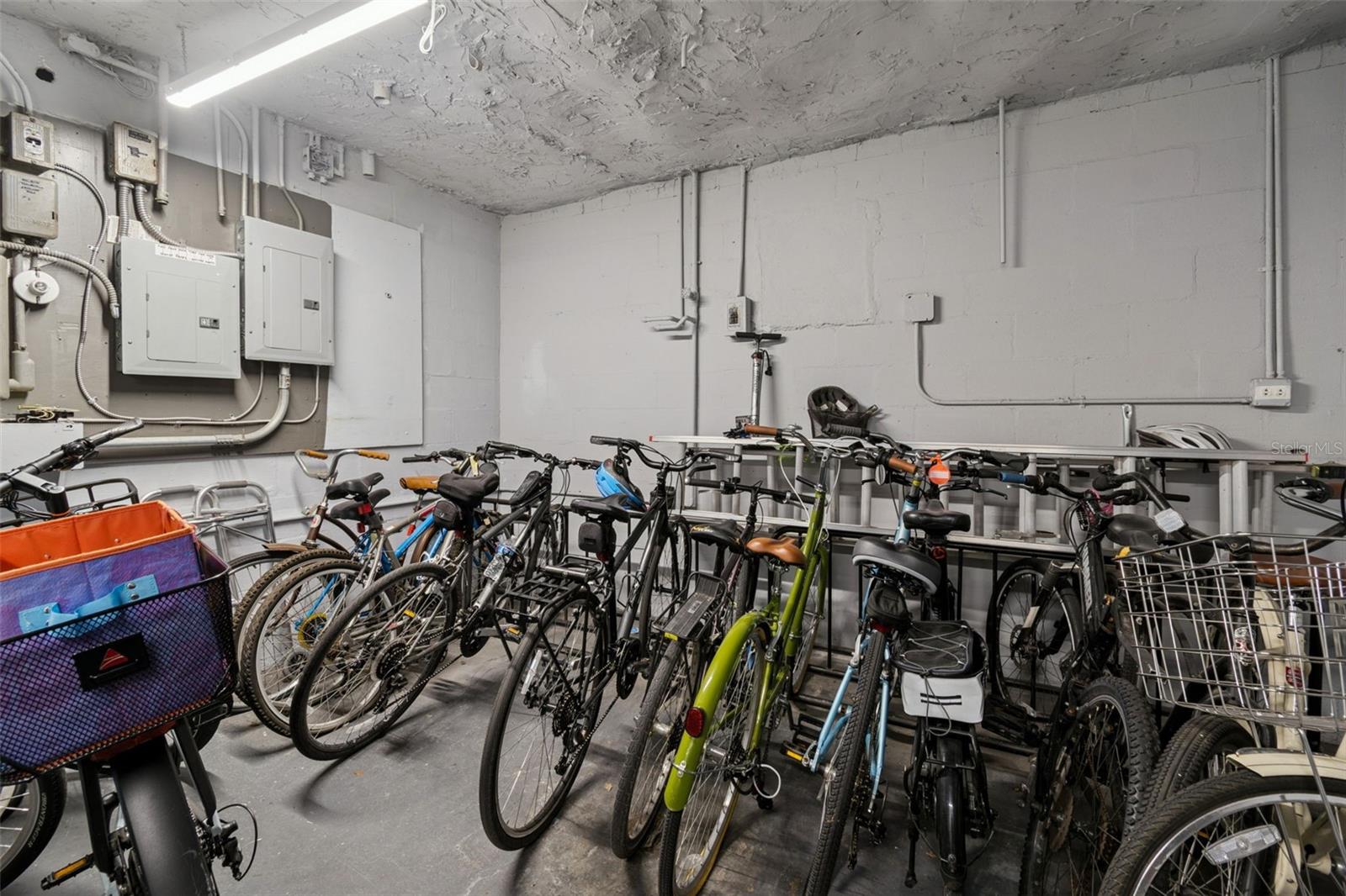 LAKE PALMS APTS CO-OP - Residential Lease