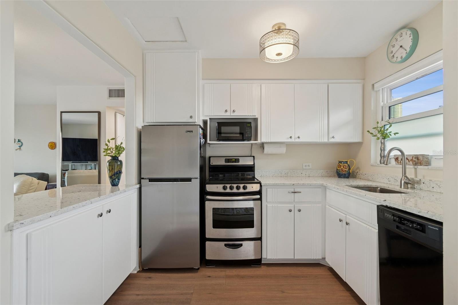 LAKE PALMS APTS CO-OP - Residential Lease