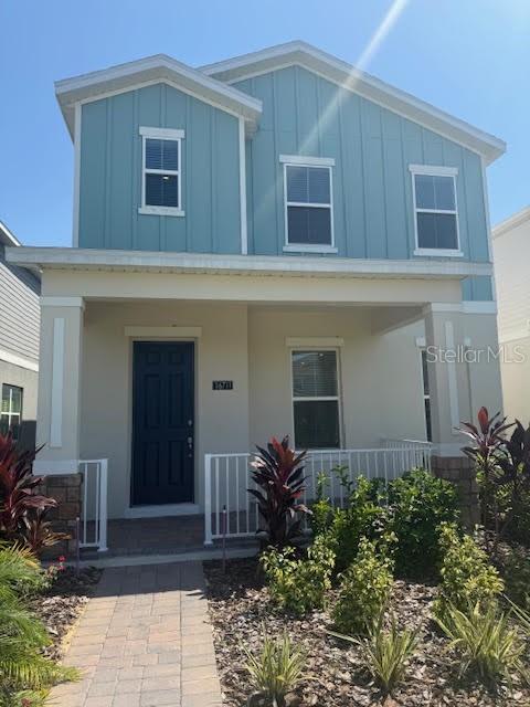 This brand new property is available immediately. The property benefits from an open plan living area downstairs with a gourmet kitchen and separate dining area and living room with Laminate flooring throughout. All 3 generous size bedrooms and the laundry room complete with washer and dryer are upstairs
Hamlin Pointe is a small community at the edge of the new town of Hamlin which already has a selection of shops and restaurants available but a lot more shops and entertainment to come. The medical college and new Orlando Health hospital are virtually in walking distance and the community has easy access to the 429 motorway.