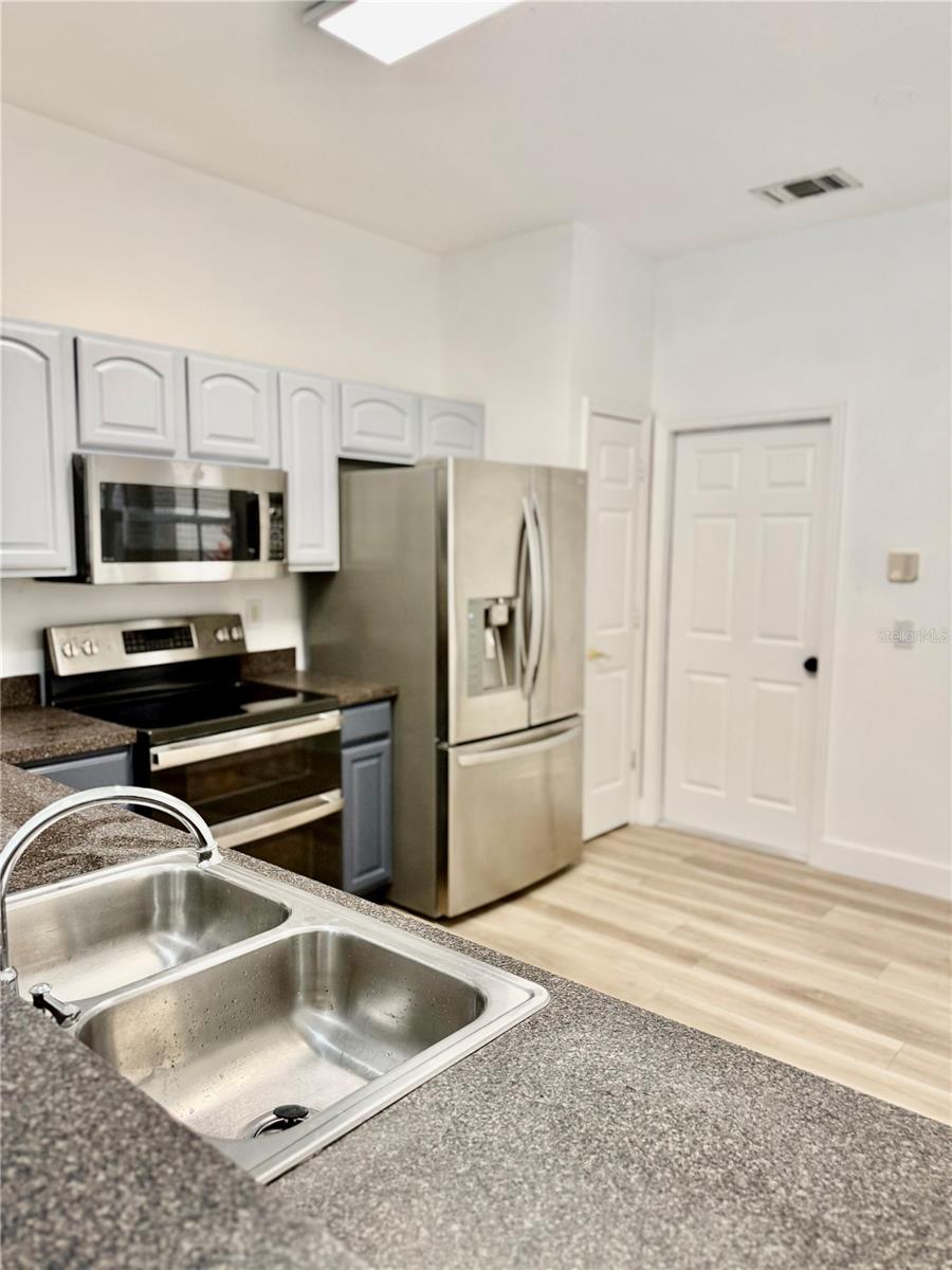 THE PROMENADE TWNHMS AT WES - Residential