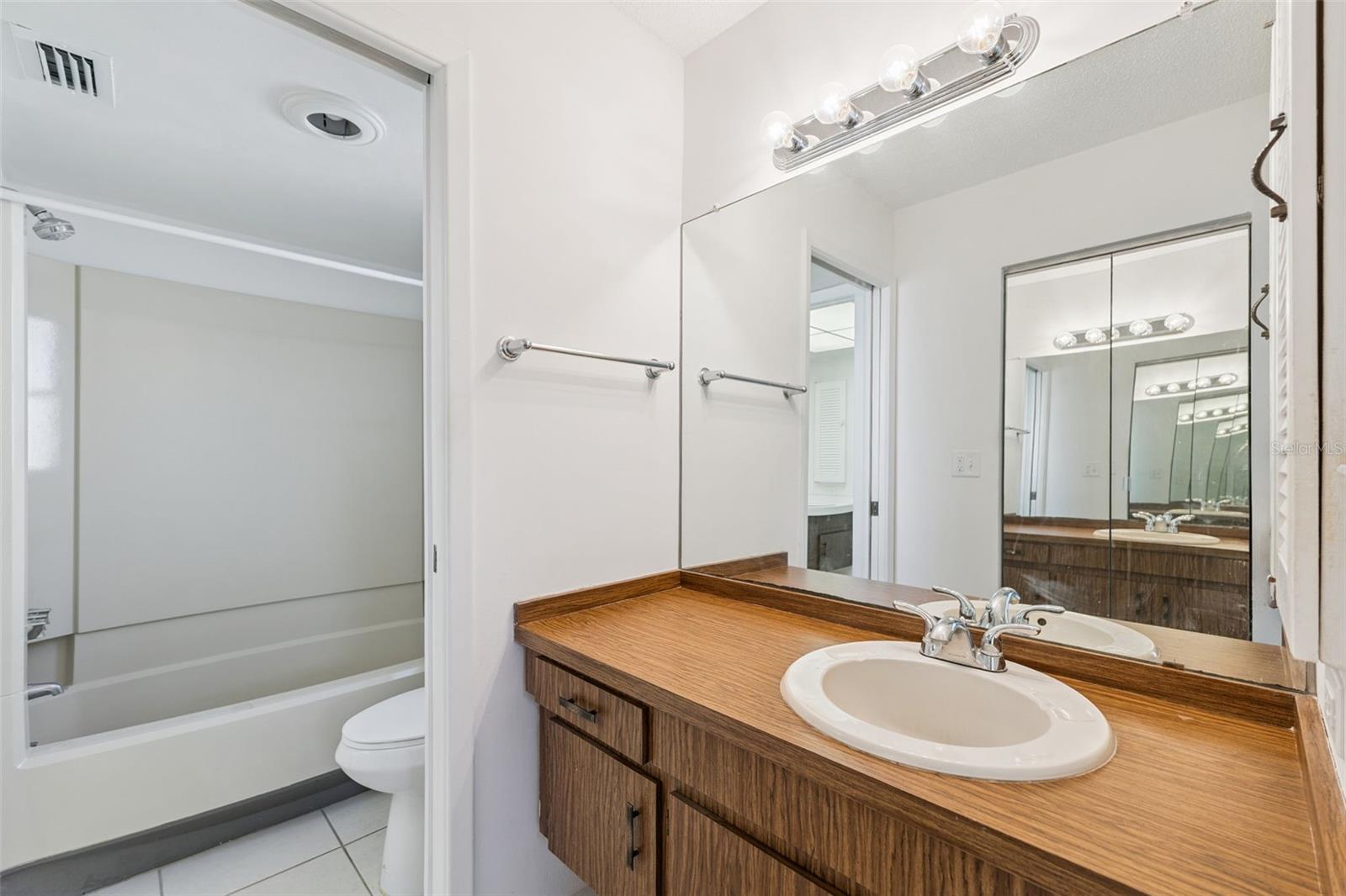 LAKES UNIT I THE - Residential Lease