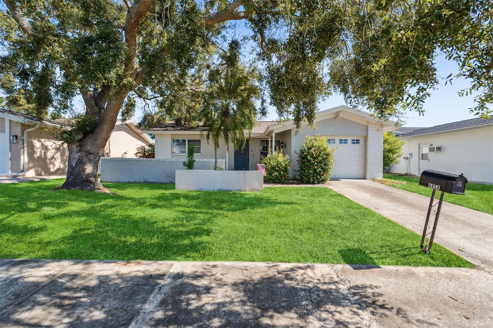 LAKES UNIT I THE - Residential Lease