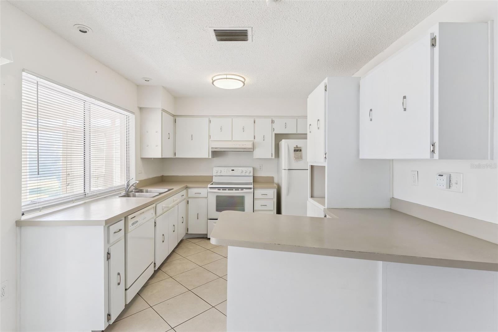 LAKES UNIT I THE - Residential Lease