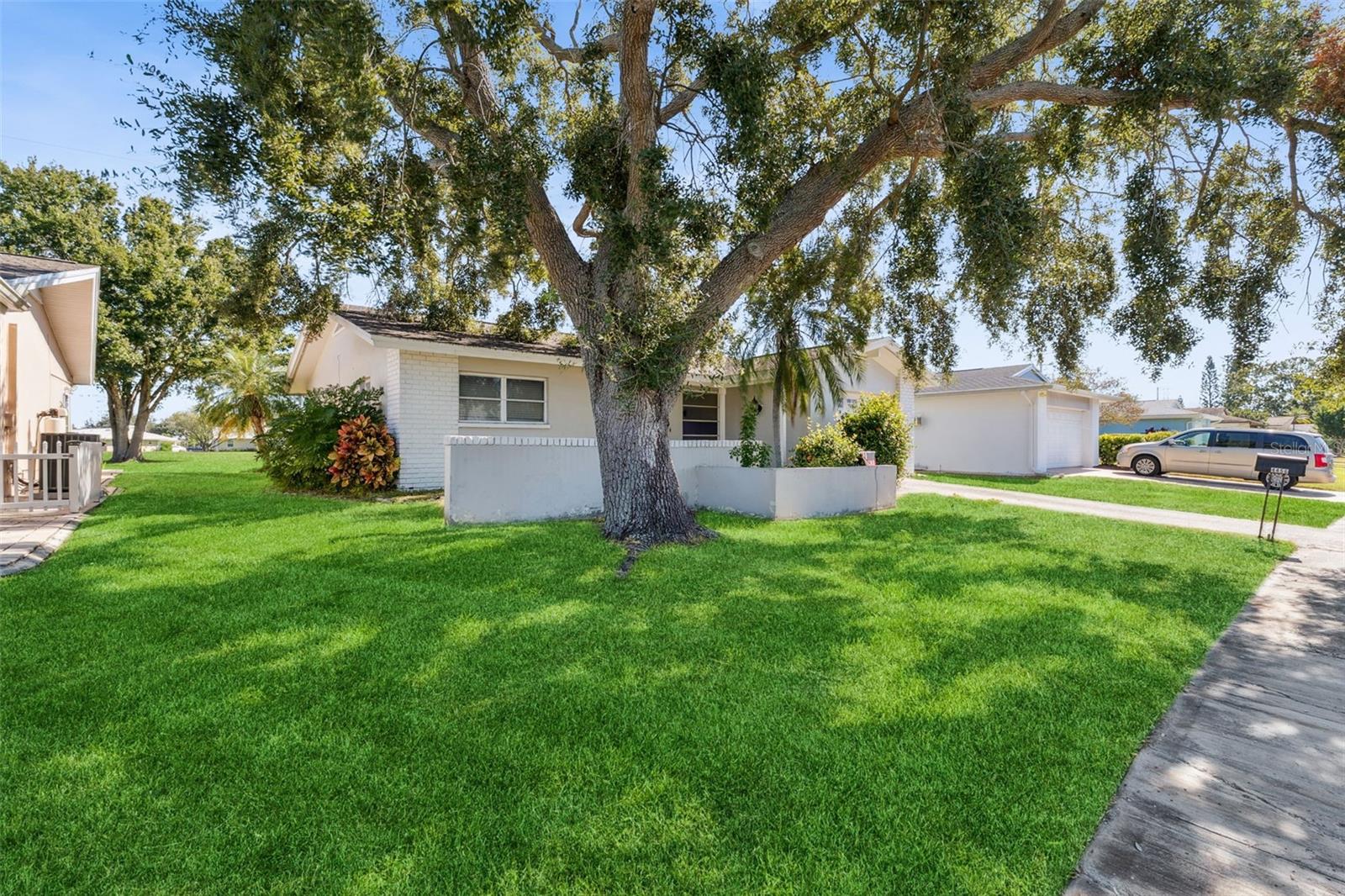 LAKES UNIT I THE - Residential Lease