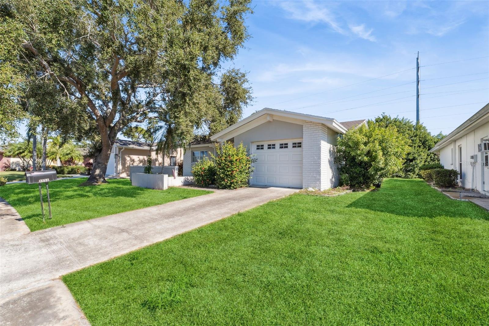 LAKES UNIT I THE - Residential Lease