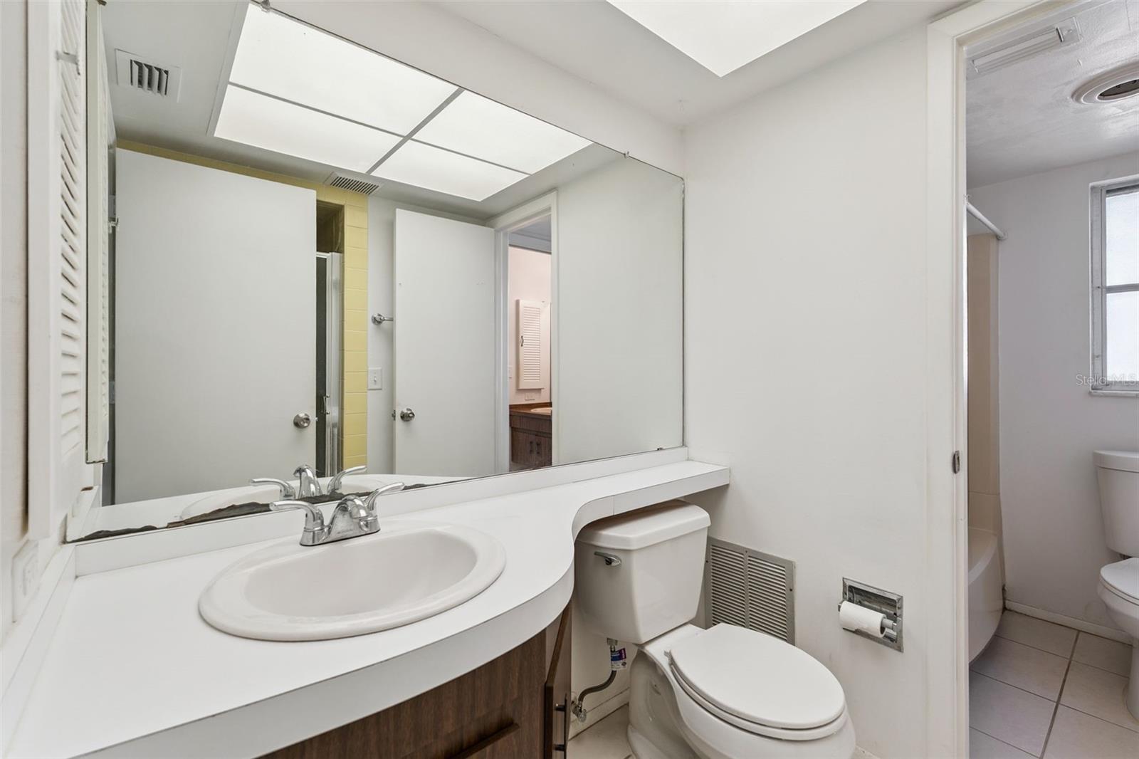 LAKES UNIT I THE - Residential Lease