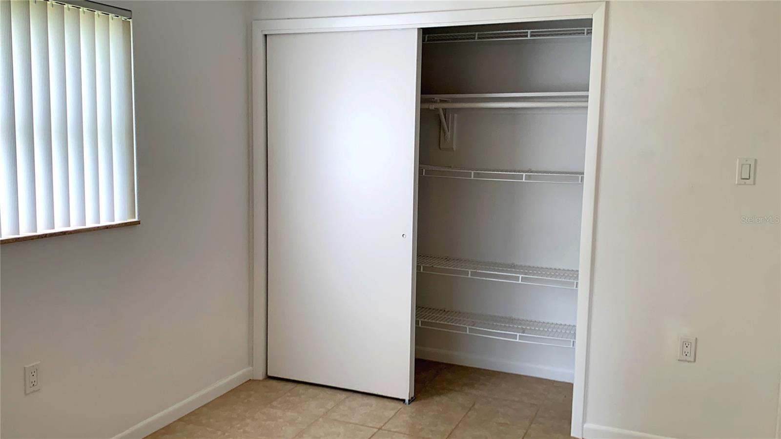 BEVERLY HILLS UNIT 05 - Residential Lease