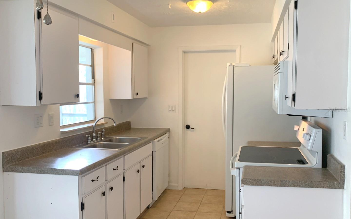 BEVERLY HILLS UNIT 05 - Residential Lease