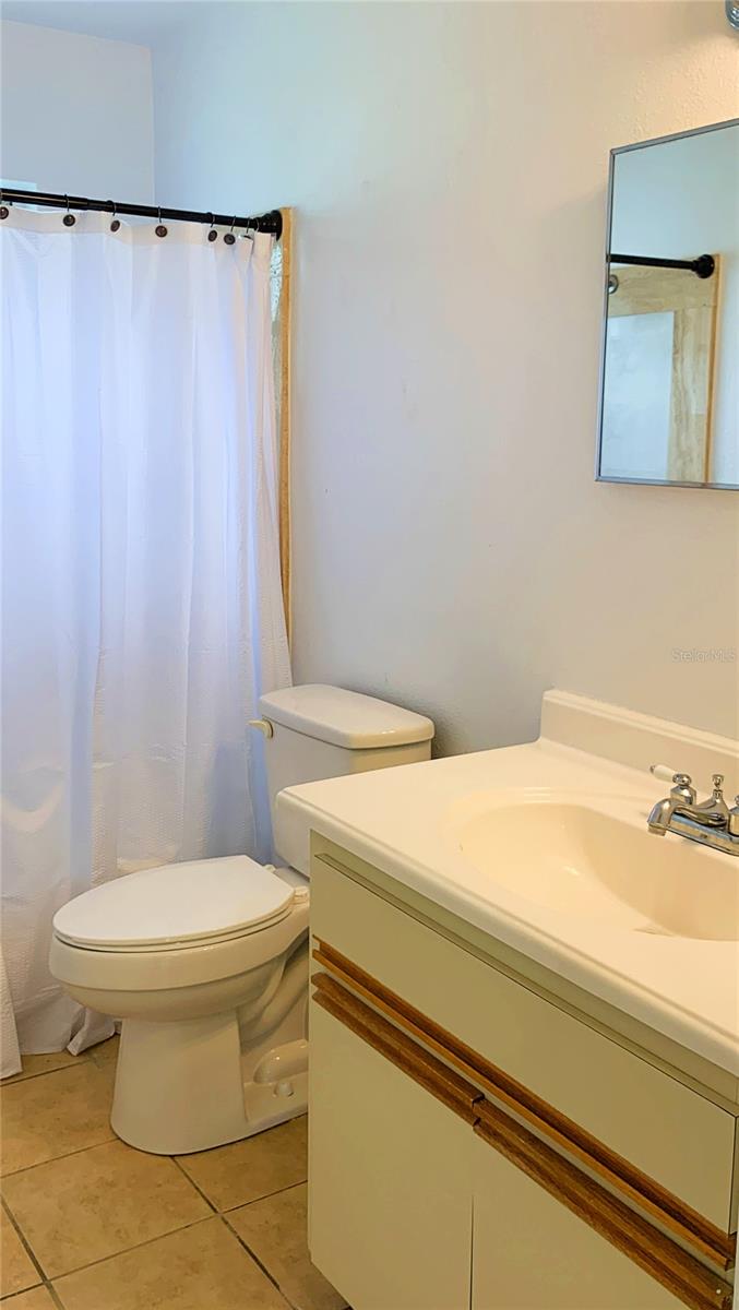 BEVERLY HILLS UNIT 05 - Residential Lease