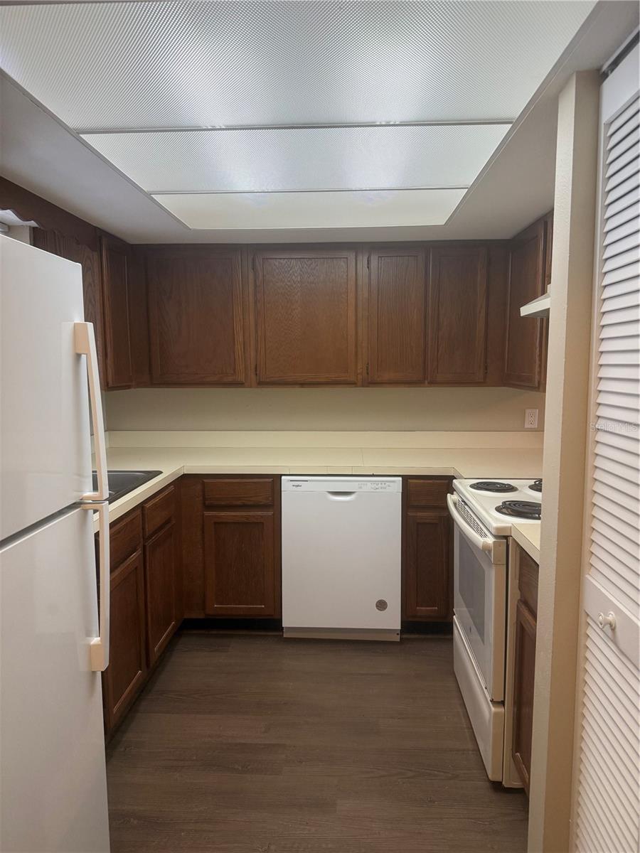 COUNTRY LAKE CONDO PH 01 - Residential